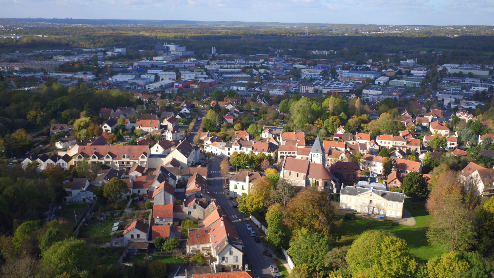 Vue aérienne du centre-bourg, dans le voisinage immédiat de la ZAC