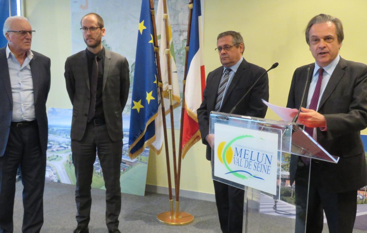 de droite à gauche, Louis VOGEL (Président de la CAMVS), Jérôme GUYARD (Maire de St-Fargeau-Ponthierry), François CORRE (DG d'Aménagement 77), André DESROSIERS (PDG de BDM)